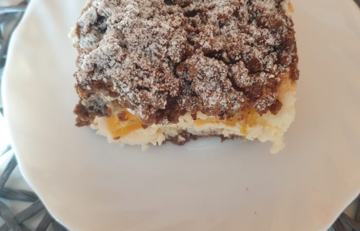Sernik z brzoskwiniami i ciemnym spodem