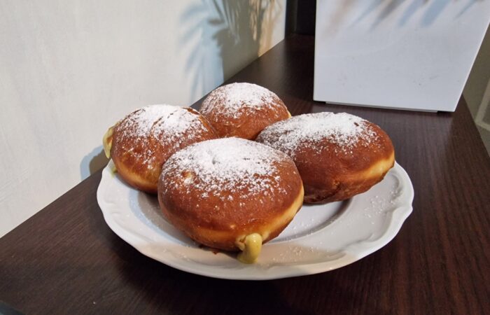 Pączki z kremem pistacjowym