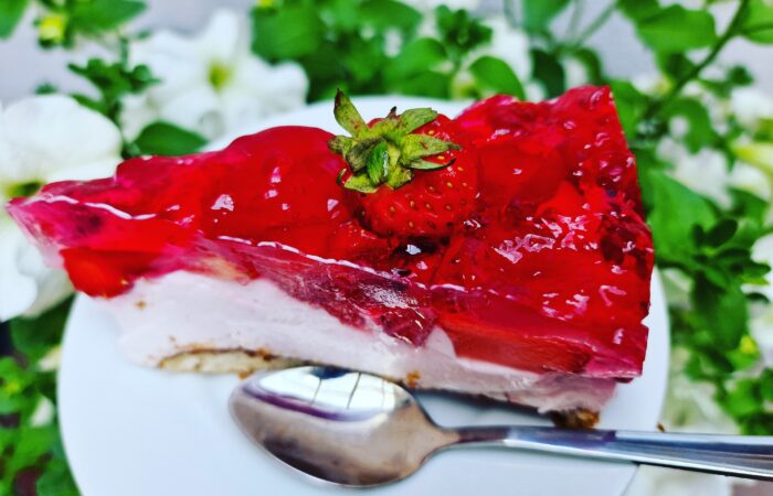 Sernik z truskawkami na zimno